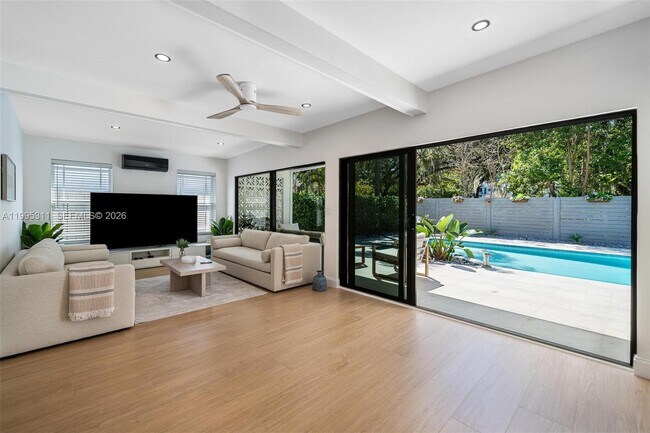 Foto del edificio - 696 NE 67th St