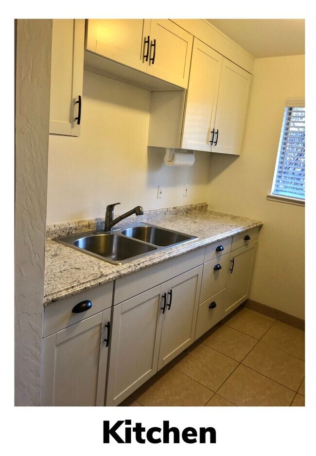 Building Photo - Fully Remodeled 2 Bedroom/ 1 Bath Apartmen...