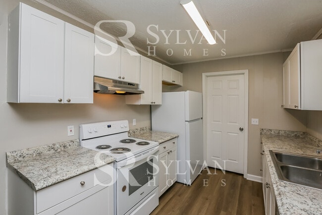 Building Photo - Step into this stunning 3-bedroom, 2-bathr...