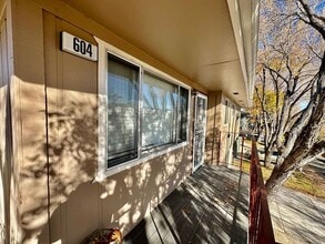 Building Photo - 604 Oakwood Dr