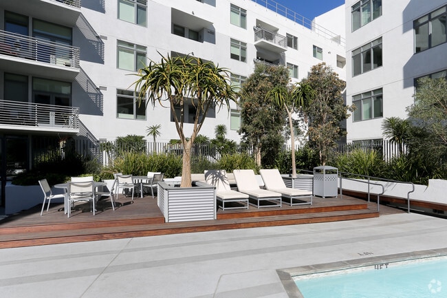 The Avenue Hollywood Apartments Ca Building Photo The Avenue Hollywood