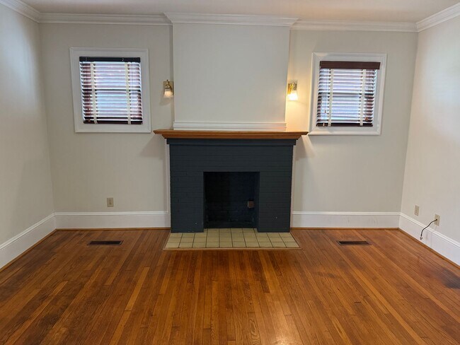 Foto del edificio - Spacious 1 Bedroom Duplex Convenient to Do...