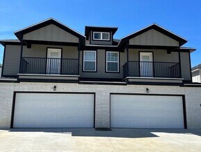Building Photo - 1023 S Benchmark Ln