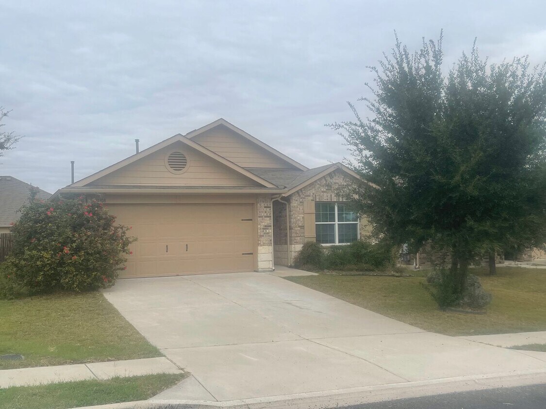 Foto principal - Three Bedroom, Two Bath, Two Car Garage, Washer and Dryer are included.