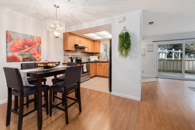 Building Photo - Excellent lower level Condo in Gated Warm ...