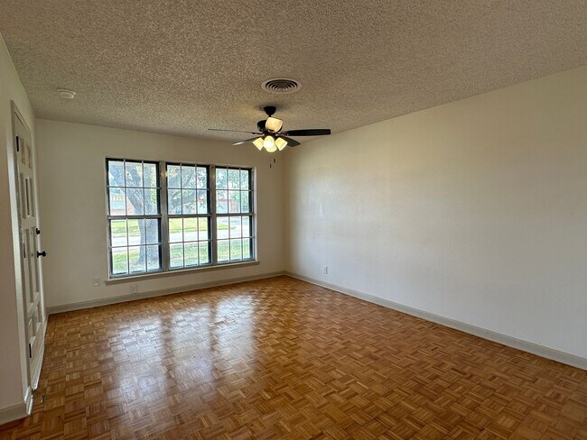 Foto del edificio - 502 Greenway Dr