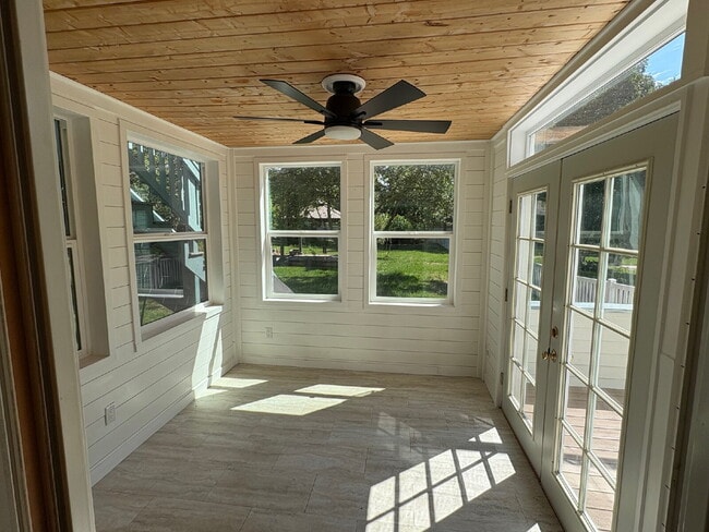 Building Photo - Spacious home in country setting, yet clos...