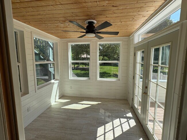 Foto del edificio - Spacious home in country setting, yet clos...