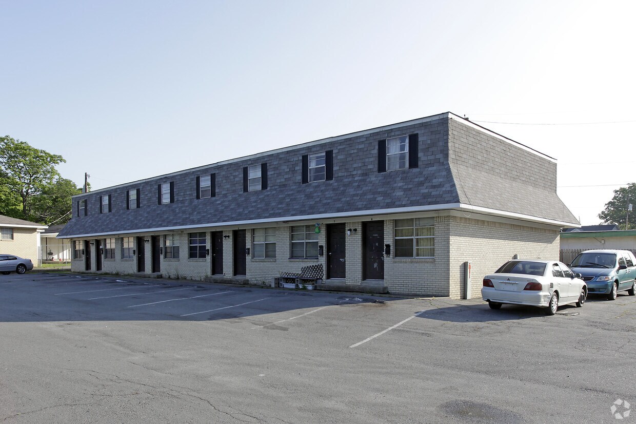 Primary Photo - 3017 Parkway Dr