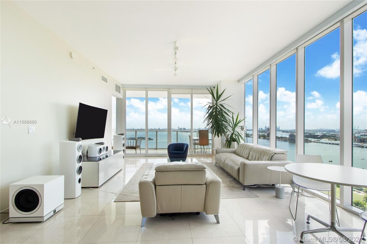 Primary Photo - 2020 N Bayshore Dr