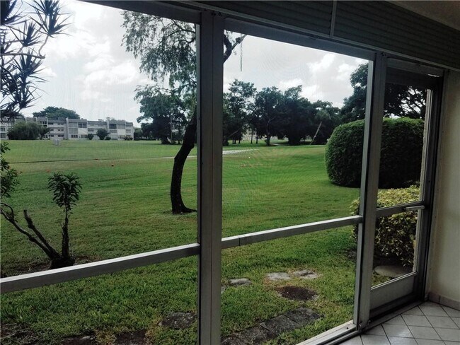 Foto del edificio - 1040 Country Club Dr