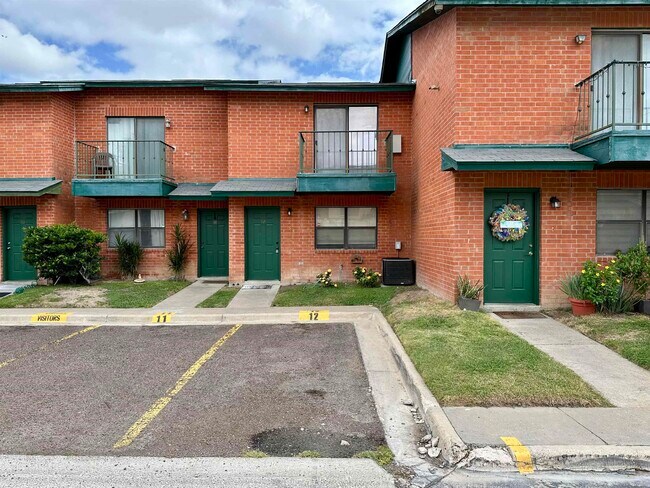 Foto del edificio - 8915 McPherson Rd