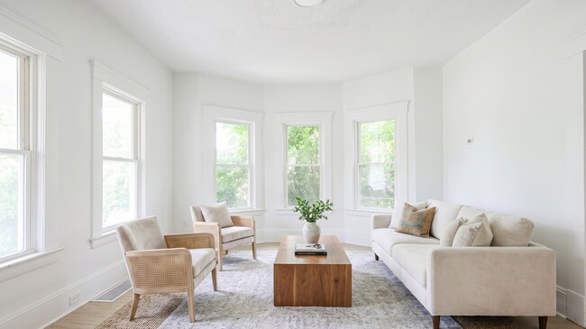 Foto del edificio - 2761 E 120th St