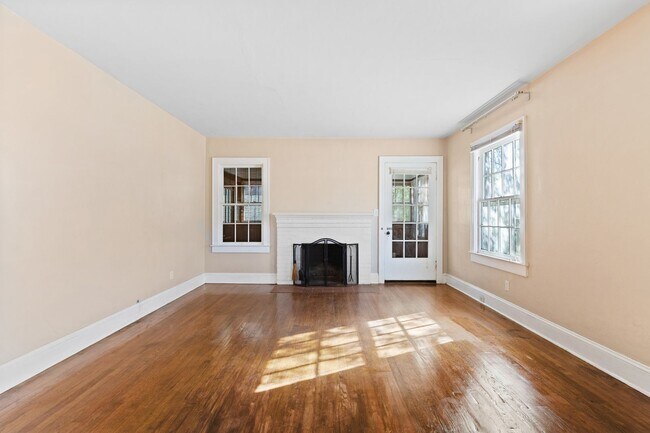 Building Photo - Location location location! This 2 bedroom 1 bath home is convenient to everything!