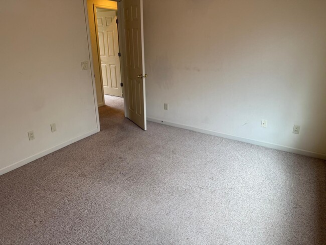 Building Photo - 2624 Graceland Dr