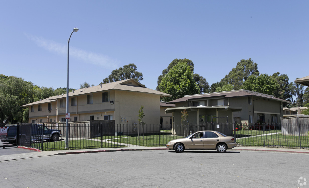 Primary Photo - Parkside Villa Apartments