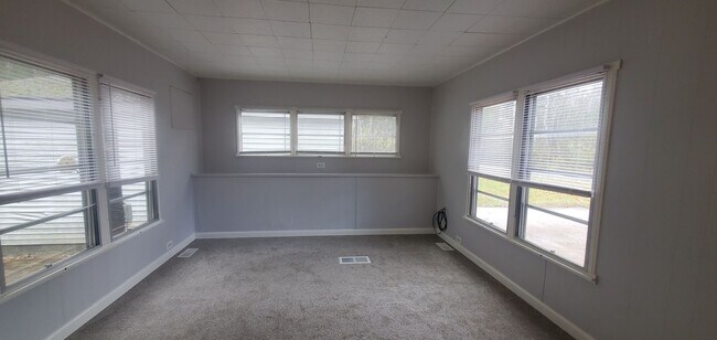 Foto del edificio - 1 Bedroom Mobile Home on 1 acre lot close to Tart Trail Leelanu Coutny