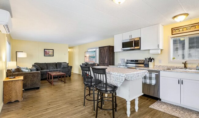 Foto del edificio - Waterfront Tiny Home for Rent! Fully Furni...
