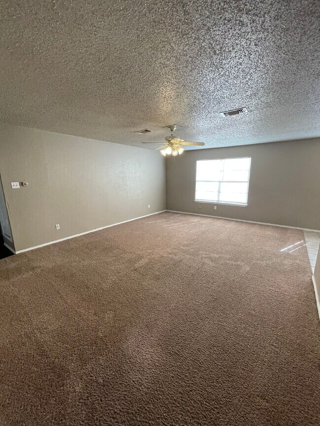 Foto del edificio - House Located Between W. Loop 289 & Marsha Sharp & Within One Block Of LCU Campus!