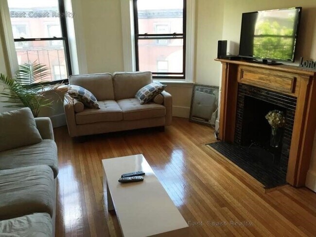 Building Photo - 128 Hemenway St
