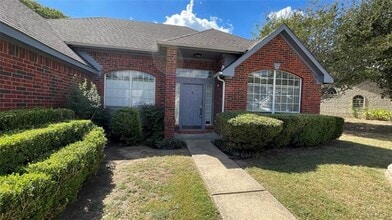 Building Photo - 320 Pebblebrook Ln