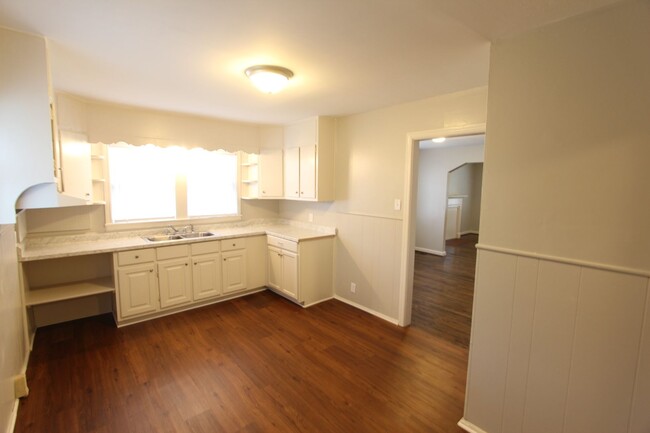 Building Photo - Large and Cute 4BR 2BA Eastlake Home in Mo...