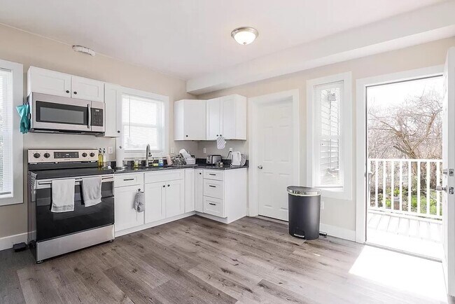 Kitchen - 62 Raymond St