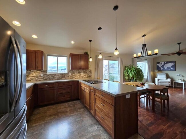 Building Photo - 3950 NE Vista del Rey Dr