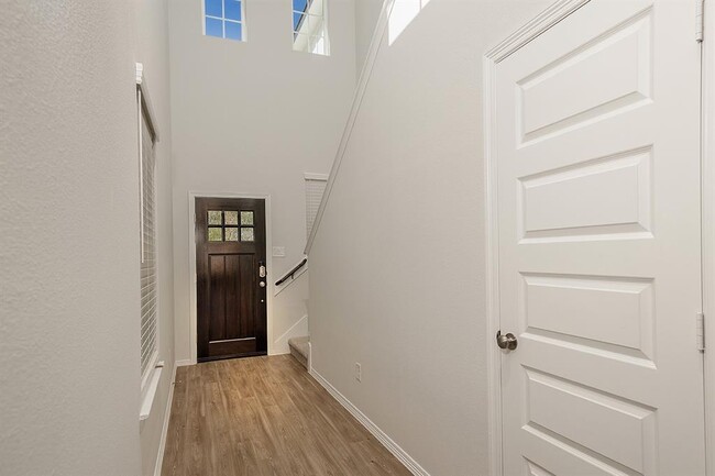 Building Photo - 10714 Violet Bloom Dr