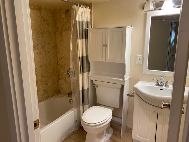 Baño - 519 W McGraw St
