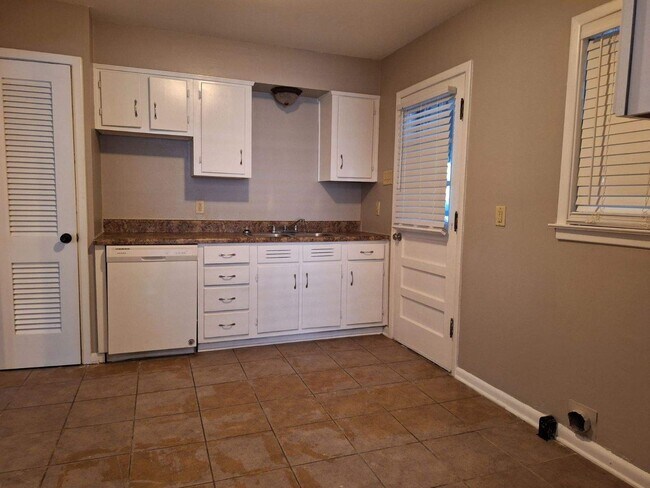 Building Photo - Newly Renovated Home in U of M area