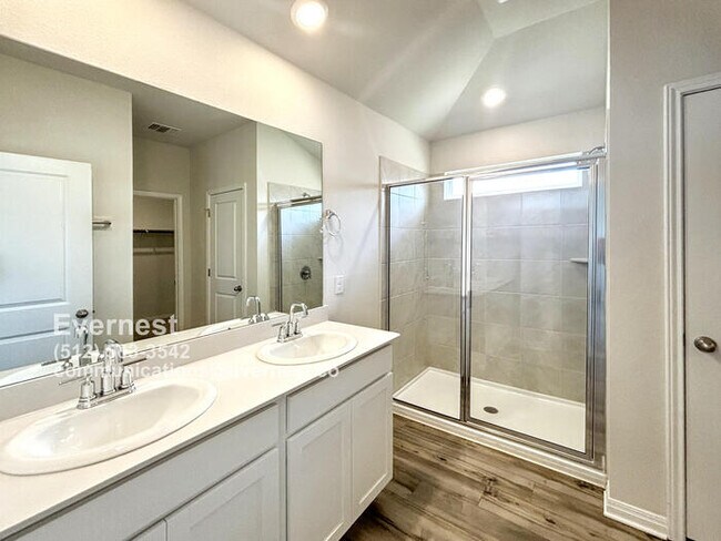 Foto del edificio - Spacious 4-Bedroom Home with Modern Comfor...
