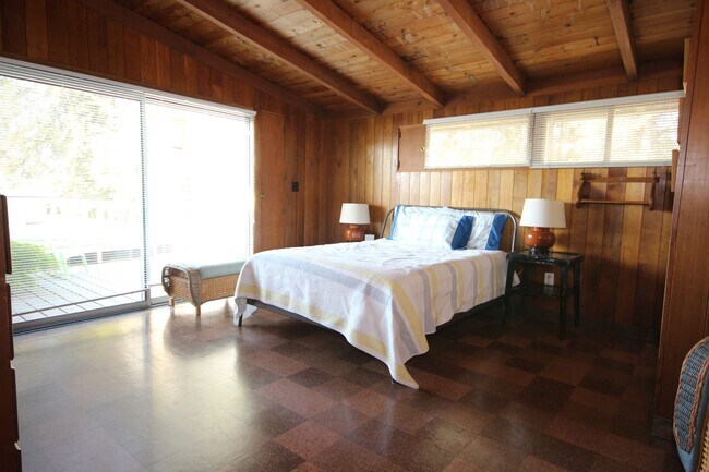 Foto del edificio - Fully Furnished Waterfront Cabin In Gig Ha...