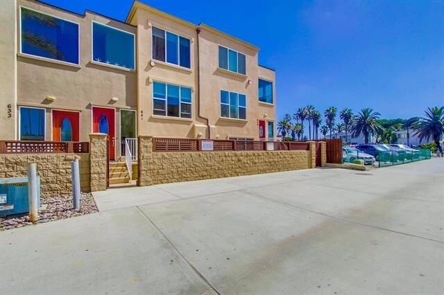 Foto del edificio - Spacious Luxurious North Pacific Beach 4BD/3BA Townhome! Right By The Water~ $7,495/mo