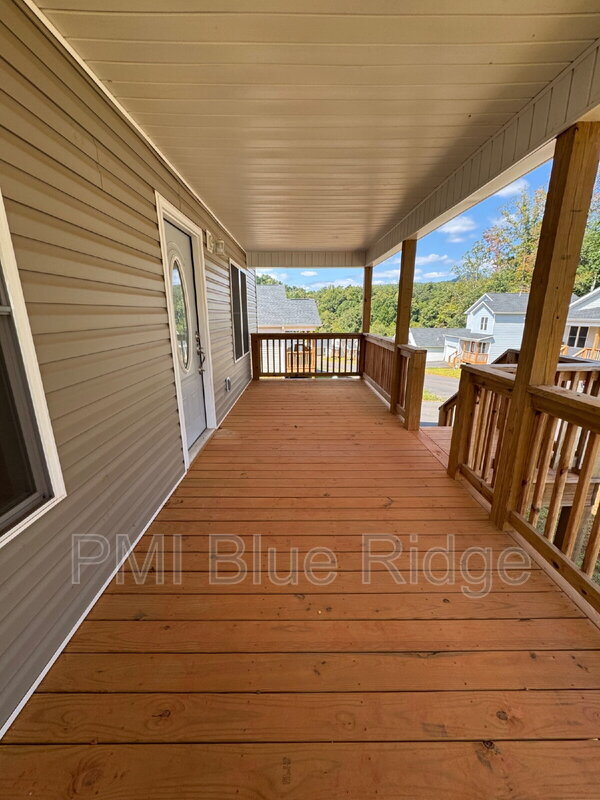 Foto del edificio - 230 Quinn Hill Ln