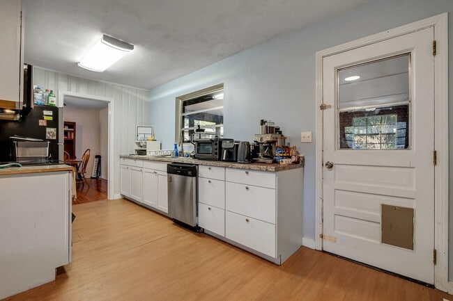 Building Photo - 1902 Sunset Ln