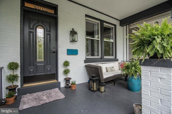 Building Photo - Spacious Three Bedroom Home W/Backyard, Ba...