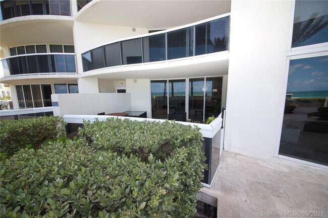 Foto del edificio - 17201 Collins