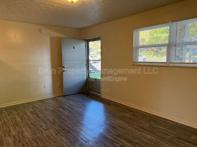 Building Photo - 3216 Garden Dr