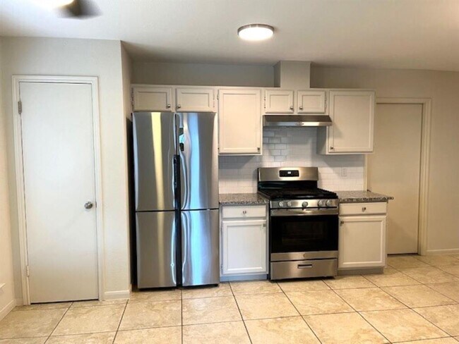 Building Photo - 2502 Clear Ridge Dr