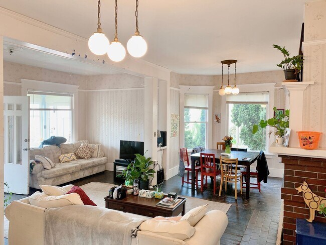 Building Photo - PRELEASING: Classic N Garden 6 bdrm/2 bath near WWU North Campus