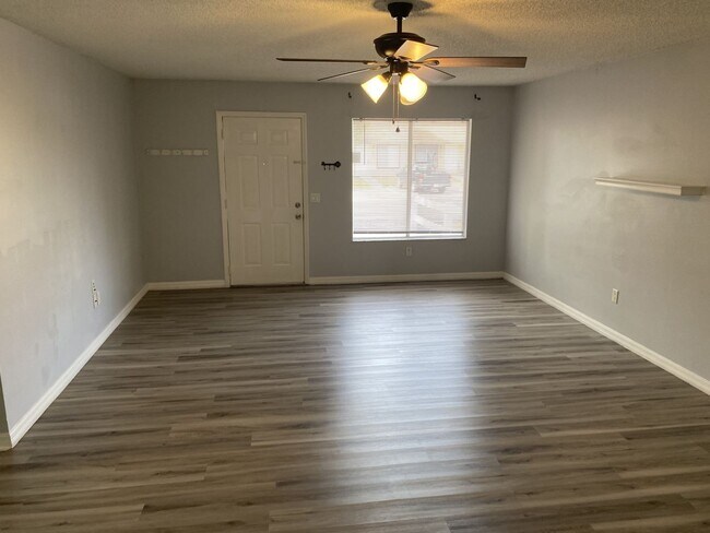 Foto del edificio - 437 E Rosewood Ln