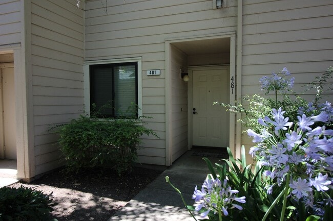 Building Photo - 2 Bedroom Condo For Rent