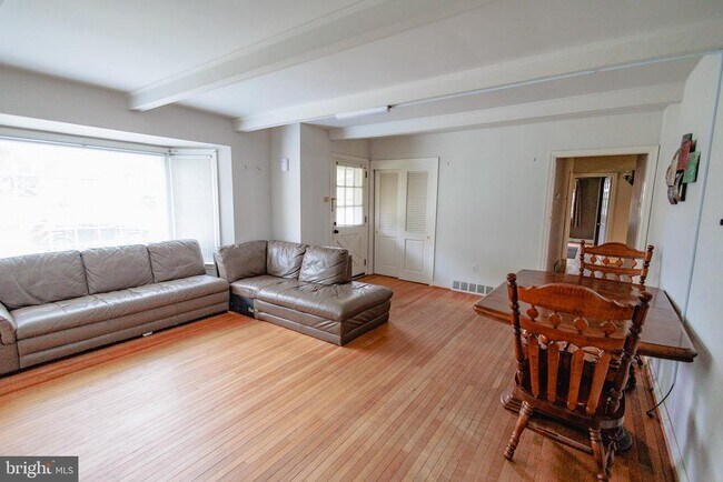 Foto del edificio - 321 Villanova Rd