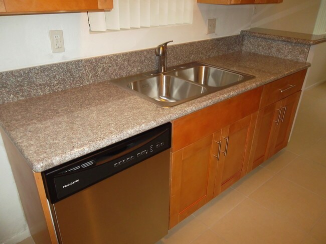 Cocina - 1857 W Malvern Ave