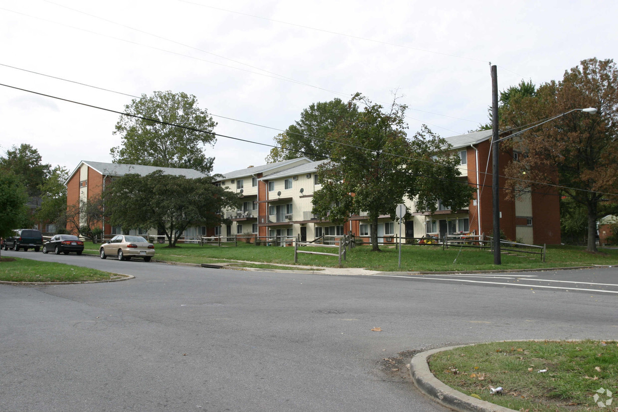 Building Photo - Pinebrook Apartments