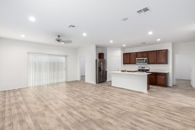 Building Photo - 4837 South Avenida