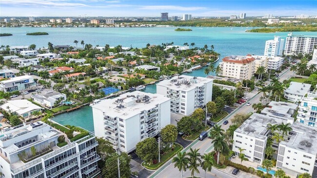 Building Photo - 10000 W Bay Harbor Dr