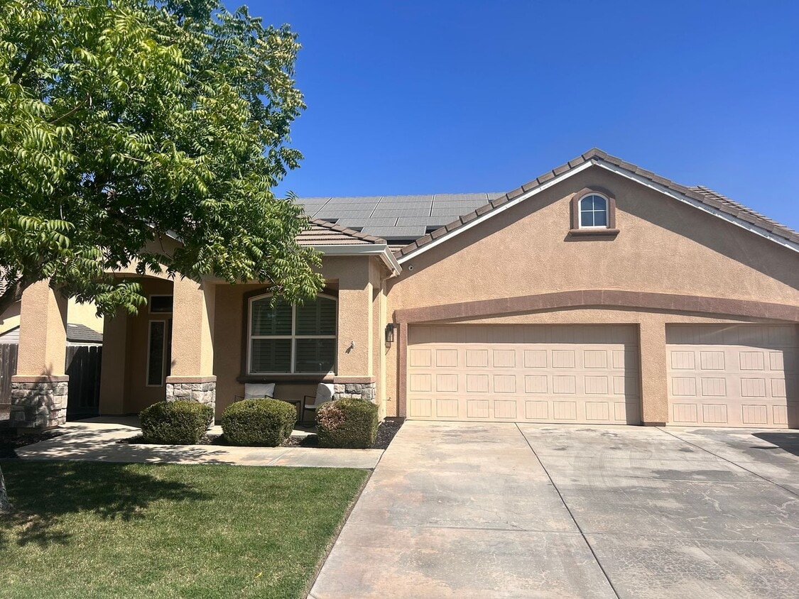 Primary Photo - Beautiful 4 bed 2 bath