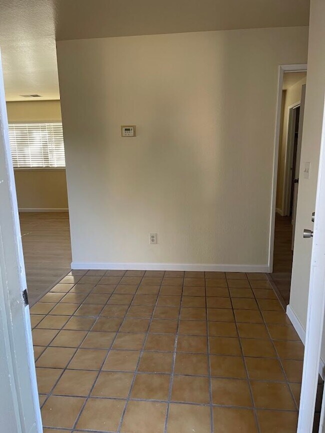 Foto del edificio - 2 Bed Bath Condo W/ Garage in Vallejo
